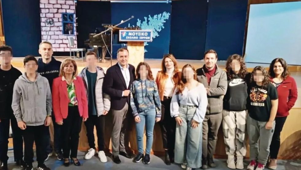 Ο βουλευτής της Ν.Δ. Τάσος Χατζηβασιλείου ανάμεσα σε μαθητές - ψηφοφόρους τού Μουσικού Σχολείου Σερρών